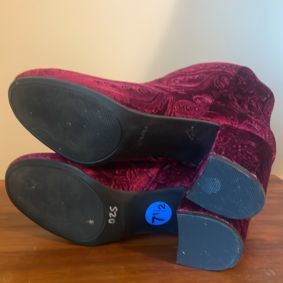 Zigs soho (7.5) Beautiful fabric color wraps around the heel. Zip entry 2” heel. - Picture 6 of 9